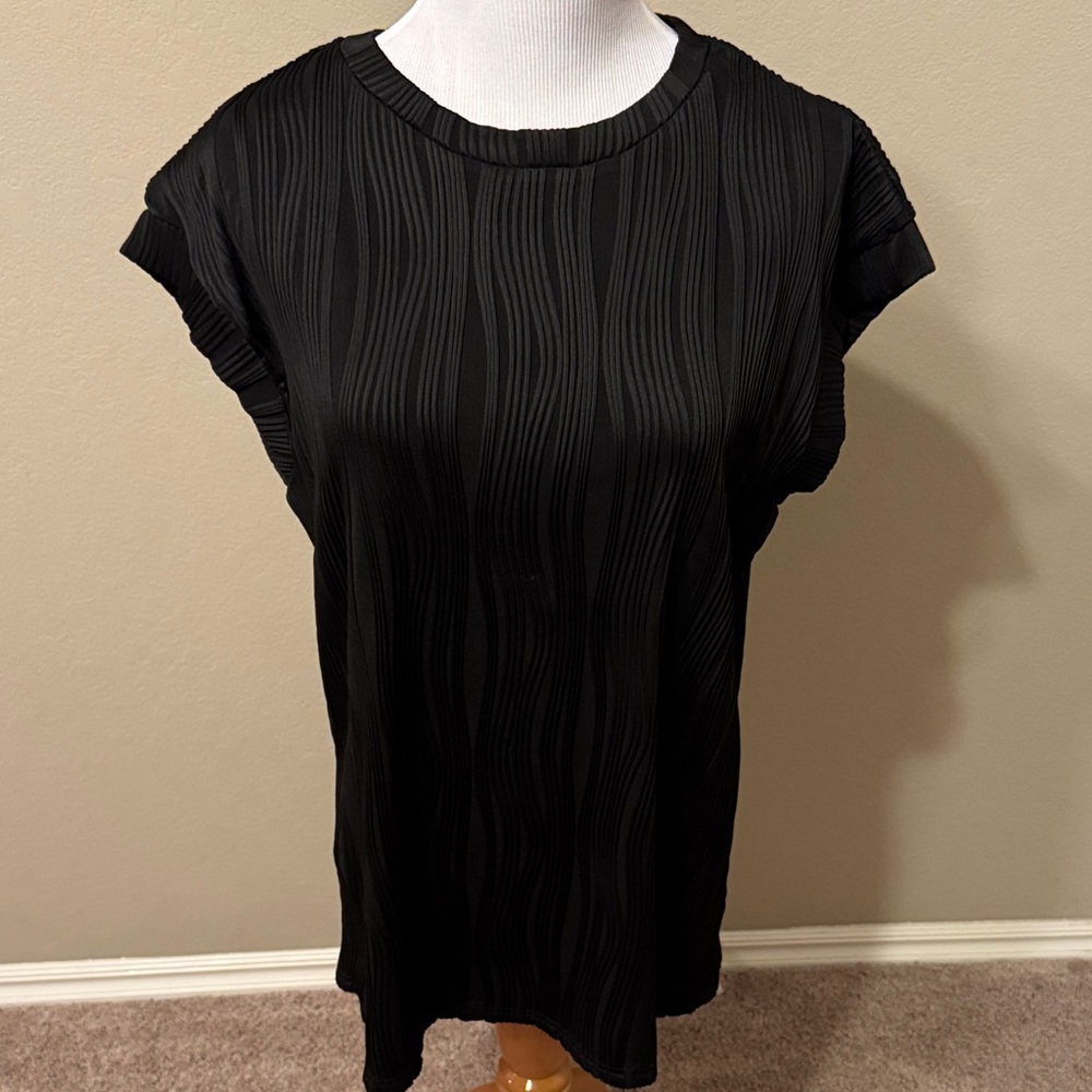 Textured  Black Women's Top. Size Large